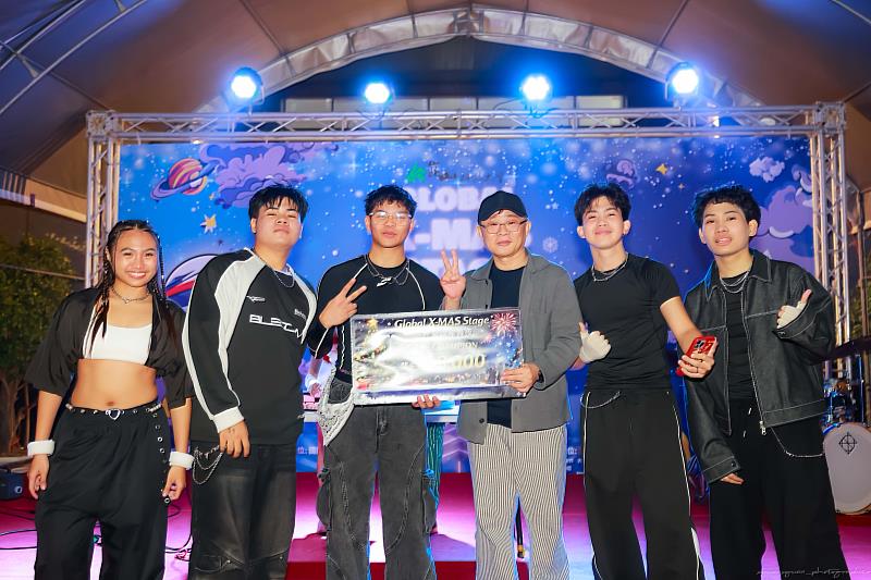 國際專修部主任馮啓宏（右3）親自為才藝競賽冠軍組頒獎。