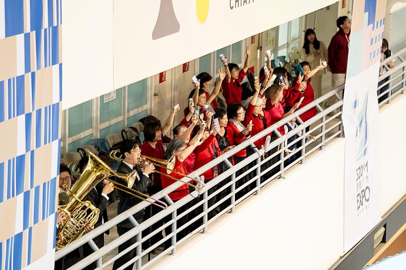 與勇壯樂團、嘉頌管樂團合唱嘉義市歡樂頌。