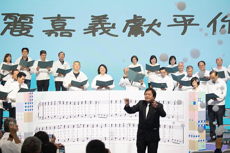 與勇壯樂團、嘉頌管樂團合唱嘉義市歡樂頌。