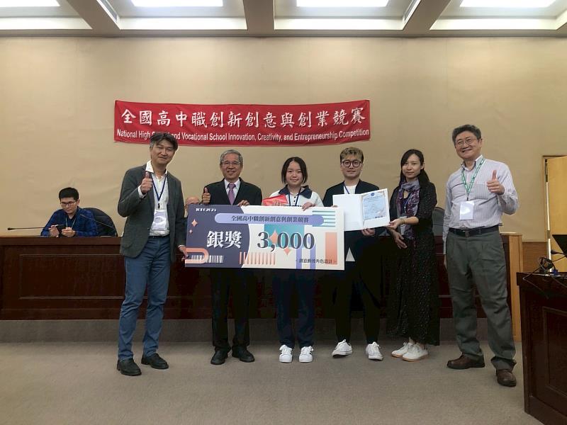 東海高中陳禹瑄同學以「蝴蝶薇蘿娜的創業之旅」作品，獲得銀獎。