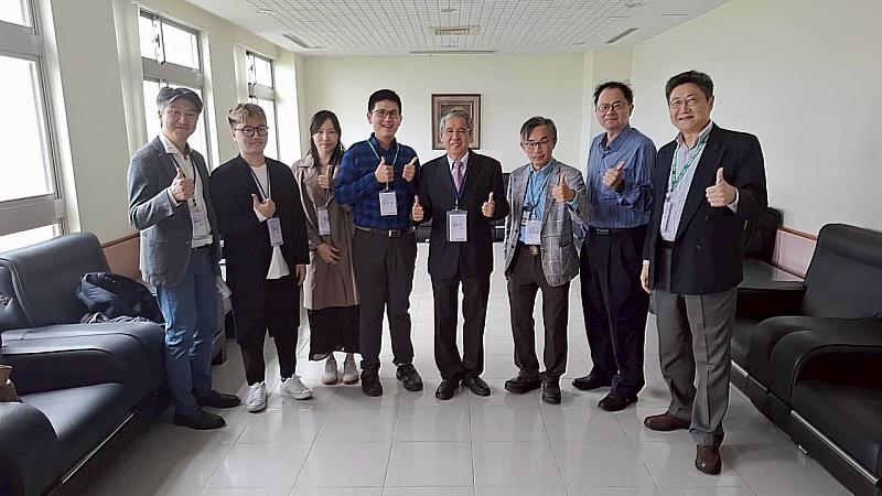 唐彥博校長（右4）與評審委員合影。