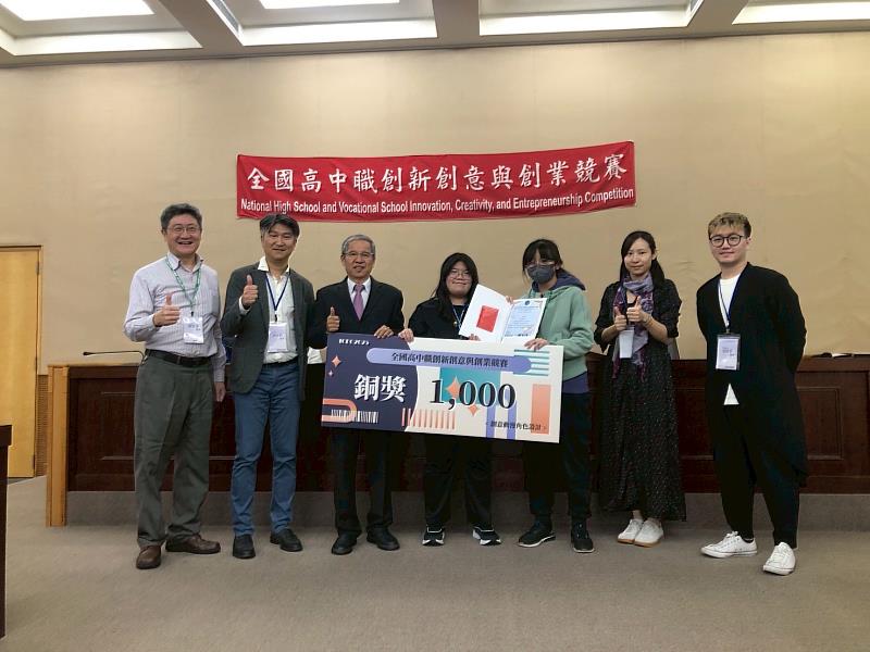 銅獎由東海高中高子喬及張佳盼兩位同學獲得，得獎作品為「文明的繁榮與黑暗」。