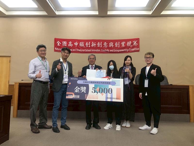 東海高中王珮倫同學以「守護與破壞」作品，勇奪本次競賽金獎。