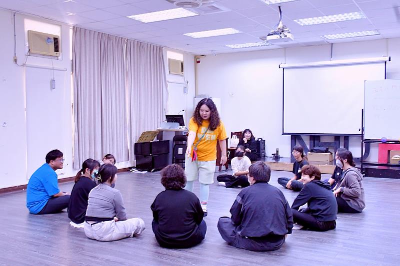 南華大學文學系舉辦戲劇工作坊，邀請藝人郭文頤蒞校指導，講師隨機指定同學回答問題。