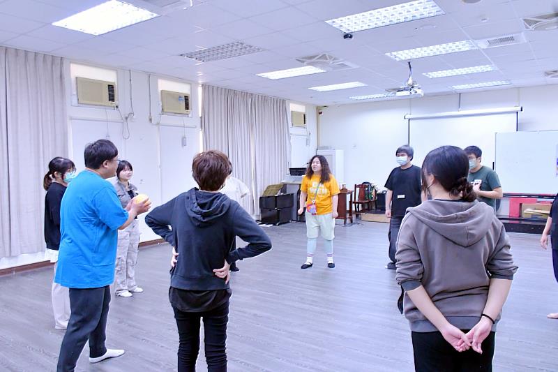 南華大學文學系舉辦戲劇工作坊，利用丟球訓練同學的專注力及反應力。