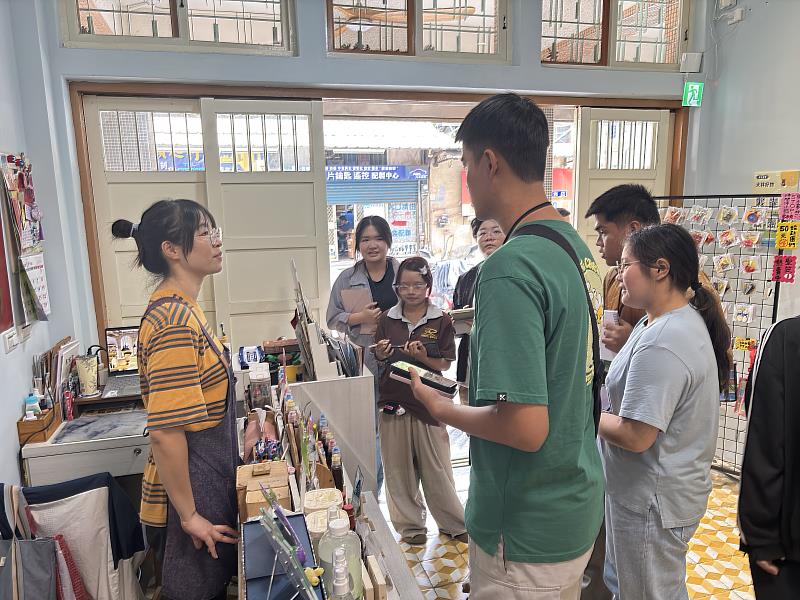 南華大學舉辦「慢運動X設計思考工作坊」,臺泰師生至大林鎮自強旅社進行資料蒐集。