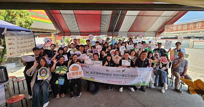 南華大學舉辦「慢運動X設計思考工作坊」，臺泰師生成果發表合影。