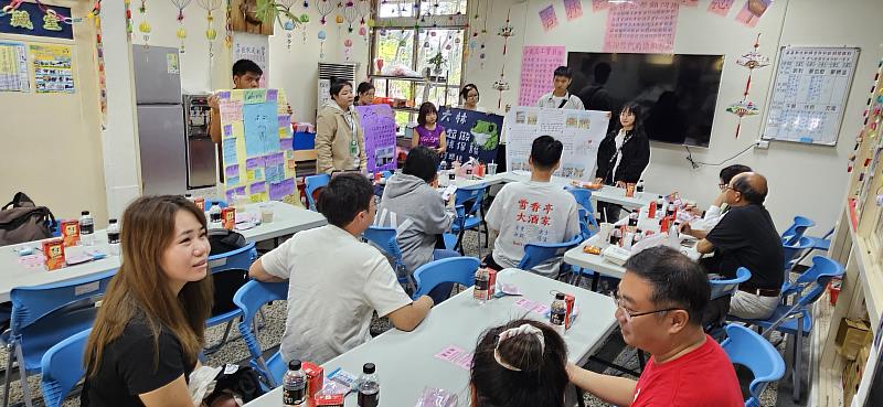 南華大學舉辦「慢運動X設計思考工作坊」,臺泰師生與社區夥伴討論方案。
