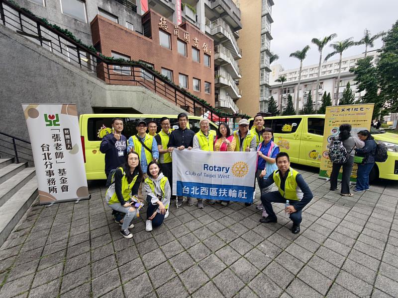 扶輪社合照。