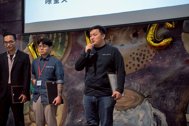 開平餐飲2025年度優秀校友「星忱甜點」主廚陳星緯，勉勵學弟妹以堅持不懈的精神持續精進專業。開平餐飲學校/提供