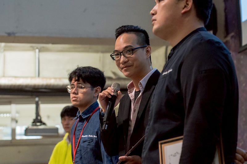 亞都麗緻餐廳經理陳聖文為首位獲開平餐飲年度優秀校友之服務專業人員，許多在校的實習生獲其指導，在現場報以熱烈掌聲。開平餐飲學校/提供