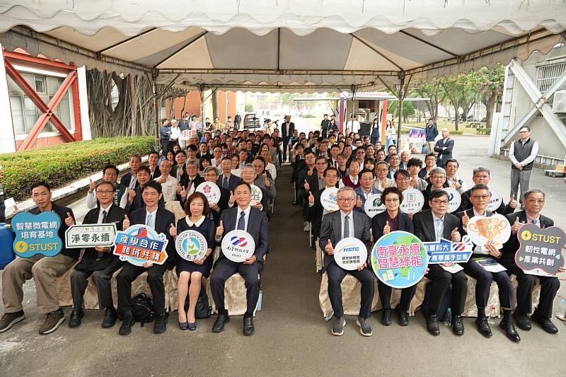 南臺科大「智慧微電網產業人才培育基地」今日揭牌，校長黃能富（左5）與國科會主委吳誠文（右5）、教育部司長楊玉惠（左4）、臺南市政府副市長趙卿惠（右4）及產官學貴賓合影，共同見證淨零人才培育新里程。