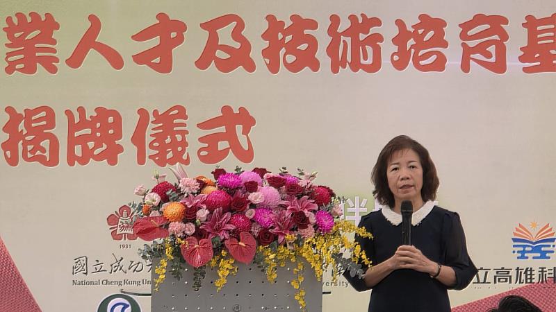 教育部技職司楊玉惠司長致詞，肯定南臺科大獲教育部8,500萬元補助並發揮高度行政效能，期許學校作為智慧微電網技術領域的領頭羊，落實資源共享，帶動跨校整合人才培育。