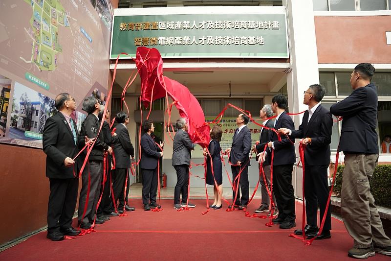 跨部會與產研領袖共同揭牌，南臺科技大學「智慧微電網產業人才及技術培育基地」隆重揭牌。由黃能富校長邀請國科會吳誠文主委、教育部技職司楊玉惠司長、台南市趙卿惠副市長、工研院電光系統所張世杰所長、國家實驗研究院黃錫瑜主任、大同公司馬震偉董事長特助、利佳興業陳俊榮董事長共同見證，開啟臺灣技職教育領航淨零轉型的新里程。