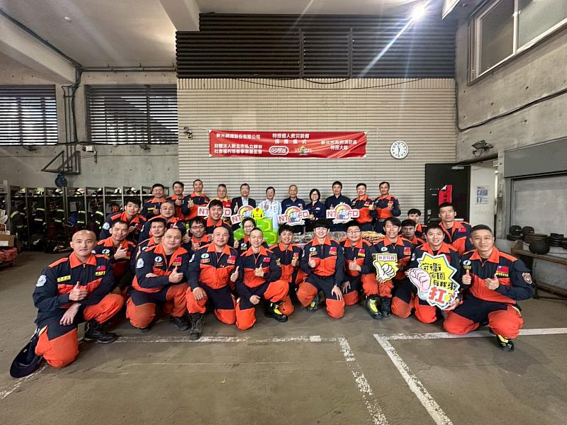 新光鋼鐵股份有限公司董事長粟明德，副總簡慧菁與新北消防大合照。