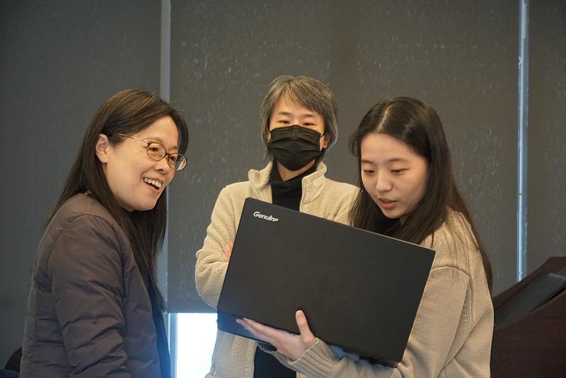陳君儀副教授與師生互動。