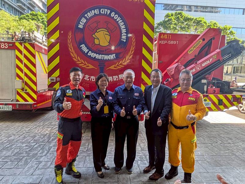 特搜大隊長莊渝淵（左1）及義消特搜大隊長（右1）及犯罪被害者保護協會主任委員林志銜（右2）與捐贈者合照。