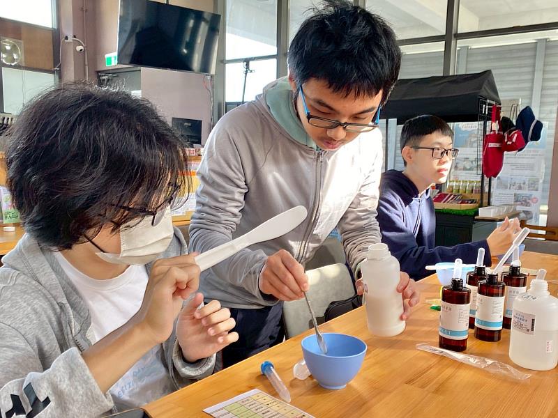 VIP5課程－「柚子保養品DIY組」體驗的設計課程單元。（由東華大學社會責任行動中心提供）