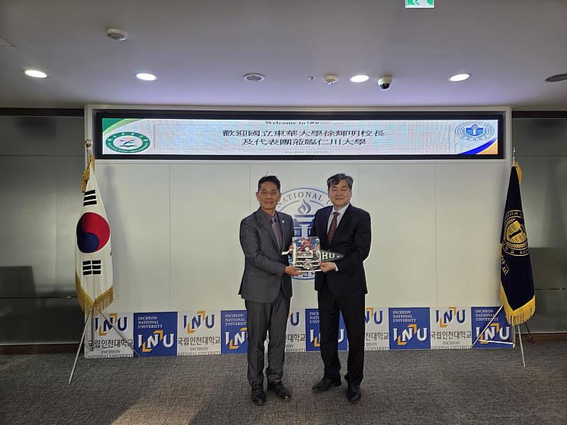 東華大學徐輝明校長與韓國仁川國立大學校長Lee In-Jae合影留念。