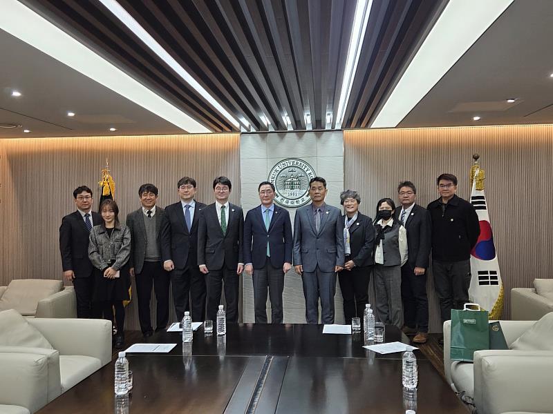 東華大學代表團與韓國建國大學代表團合影留念。