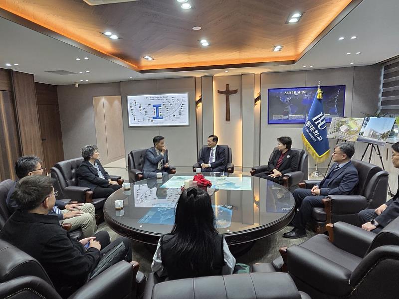 東華大學徐輝明校長與韓國韓東大學崔道成校長就兩校交流合作進行會談。