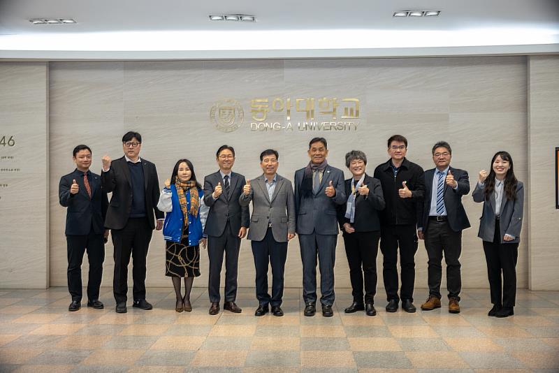 東華大學代表團與韓國東亞大學代表團合影留念。