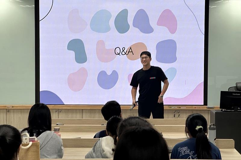 南大英語學系學生陳明哲說明OJT在職訓練，分享地勤實務經驗。