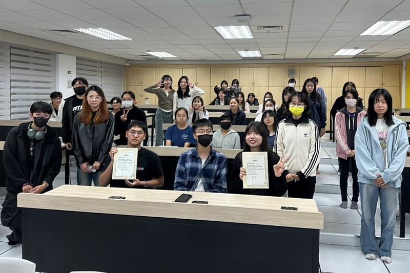 南大英語學系專題演講現場，實習學生分享中華航空實習經驗。