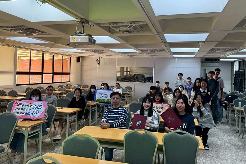 南大校友與參與學生於「青春不散場：校友故事匯」講座後留下交流合影。