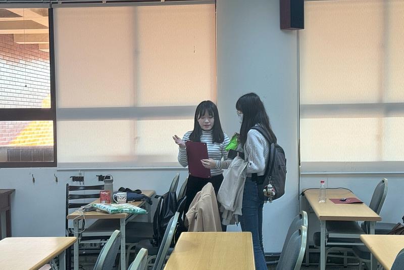 南大校友故事匯講座後，學生把握交流機會，向校友講師請益職涯規劃與實務經驗。