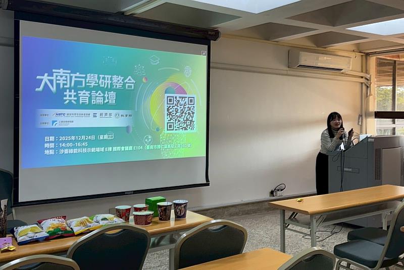 南大校友於講座中分享相關單位與職涯活動資訊，提供學生更多學習與探索選擇。