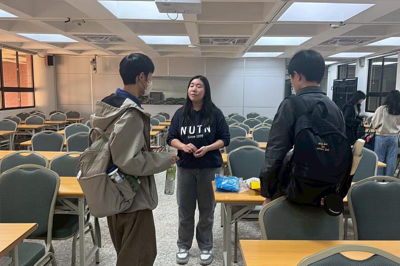 南大在校生於講座結束後持續提問，與校友講師深入交流學理轉化實務的歷程。