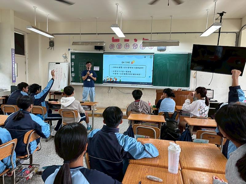 學生踴躍參與課程與回答問題。