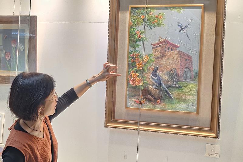 南大飛針繡成果展現場,張玉珍老師分享作品構想,呈現立體花繡技法與文化意涵的巧妙融合。