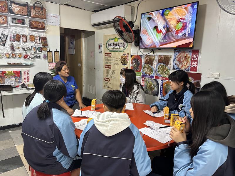 與在地商家青蛙小吃店潘秋美女士進行訪談。