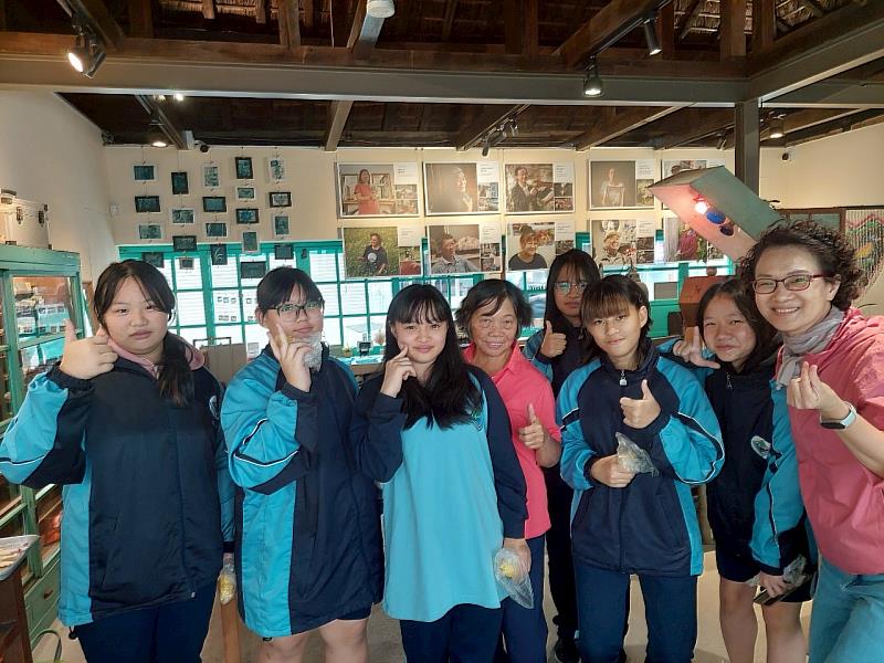 與在地長輩盧快妹女士合影。