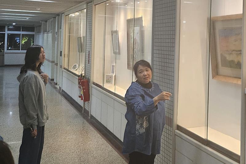 南大飛針繡成果展中，陳靖芬老師說明作品創作歷程，細膩針法描繪臺南在地風景之美。