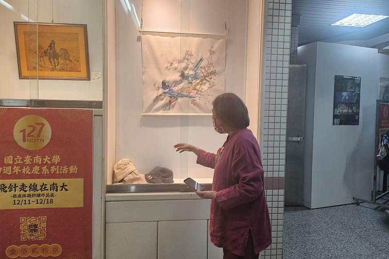 南大飛針繡成果展中,施惠曄老師現場解說作品創作理念,展現飛針繡結合繪畫語彙的藝術特色。