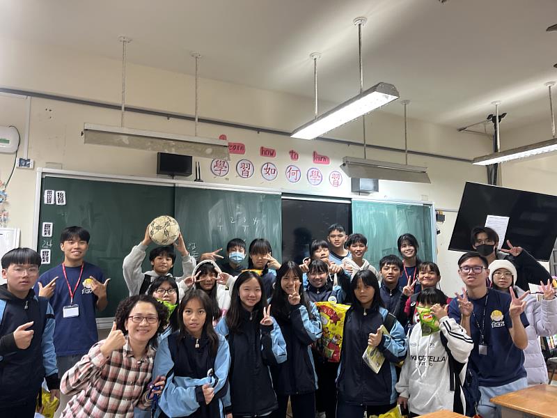 團隊與學生進行合影。