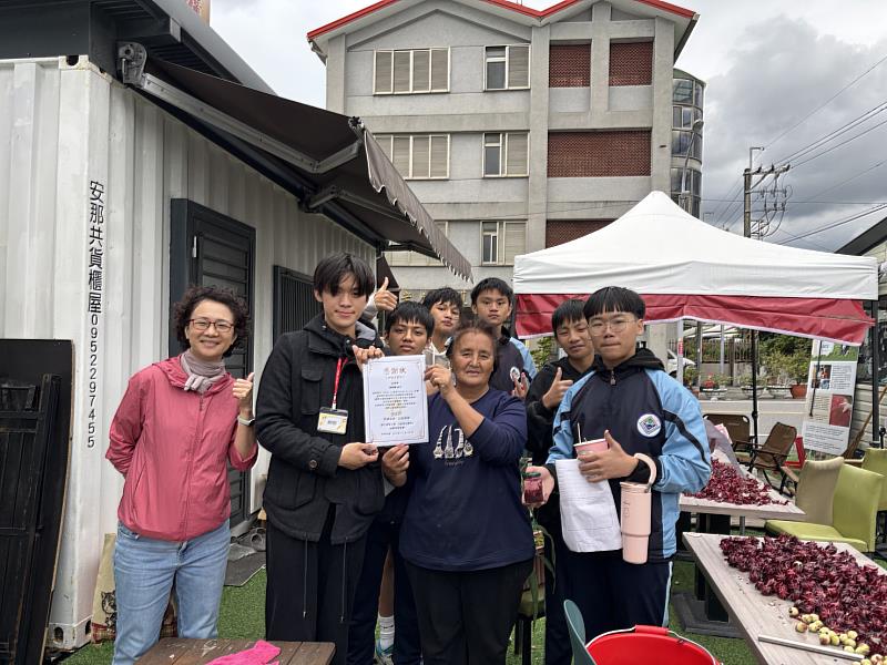 與在地長輩涂昭美女士合影。