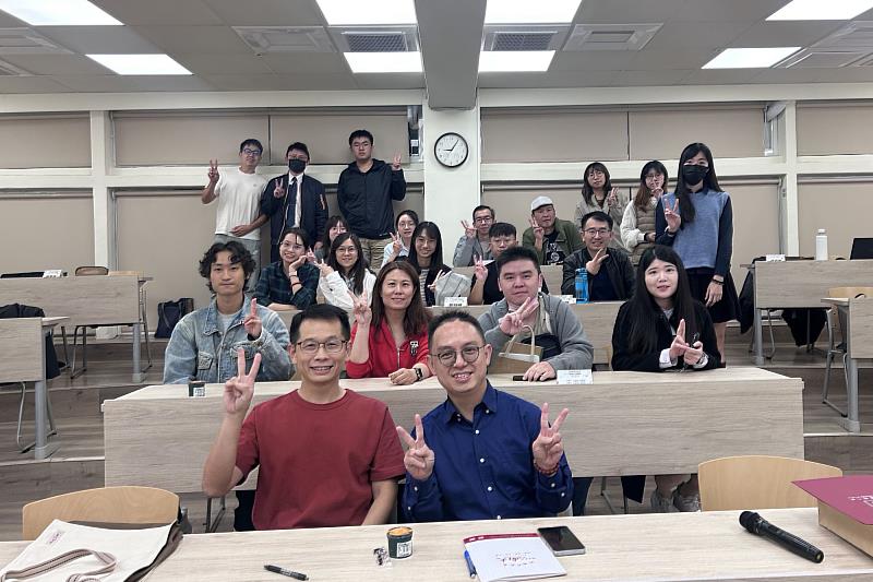 南大科管碩專班透過產業實例，引導在職研究生思考傳統產業的升級與轉型。