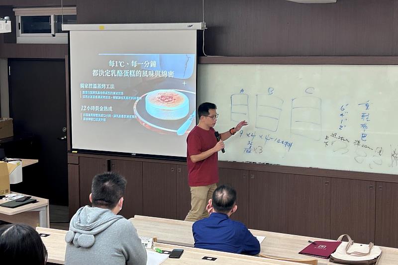 南大科管碩專班專題研討中，王奕凱解析「4D減法」食品設計，展現健康甜點的創新實踐。