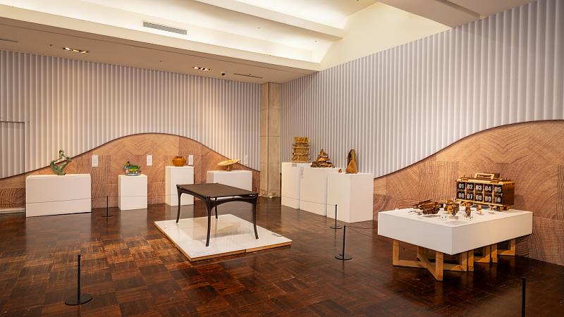 「2025臺灣工藝獎特展」完整呈現創作獎與協作獎成果，反映臺灣工藝跨域合作的豐富樣貌，參與開幕式貴賓合影留念。