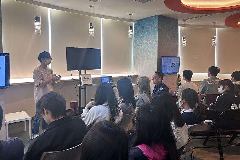 南大經管系同學參訪万十科技，實地了解IT產業競爭結構與企業運作現場。