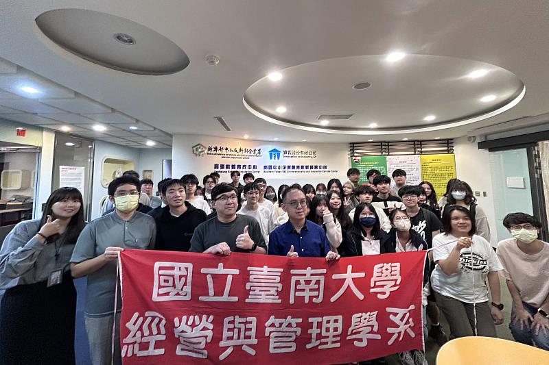 万十科技高階主管與南大師生座談,交流IT產業趨勢與跨國職涯發展經驗。