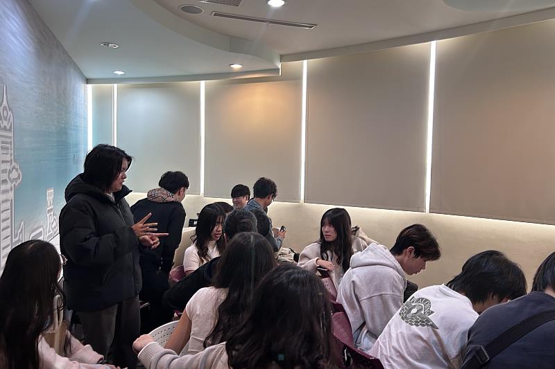 南大經管系結合課程學習，透過企業參訪拓展跨國產業視野與實務觀察。