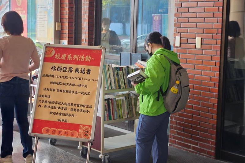 南大學生於活動現場選擇架上書籍，讓書籍再流通、閱讀持續發生。