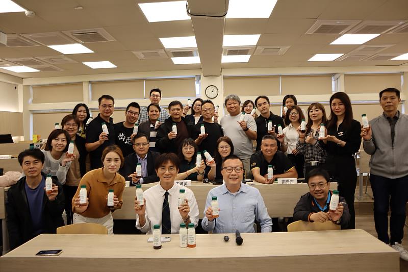 南大管理學院EMBA策略管理講座圓滿完成,與會師生與講者合影留念。