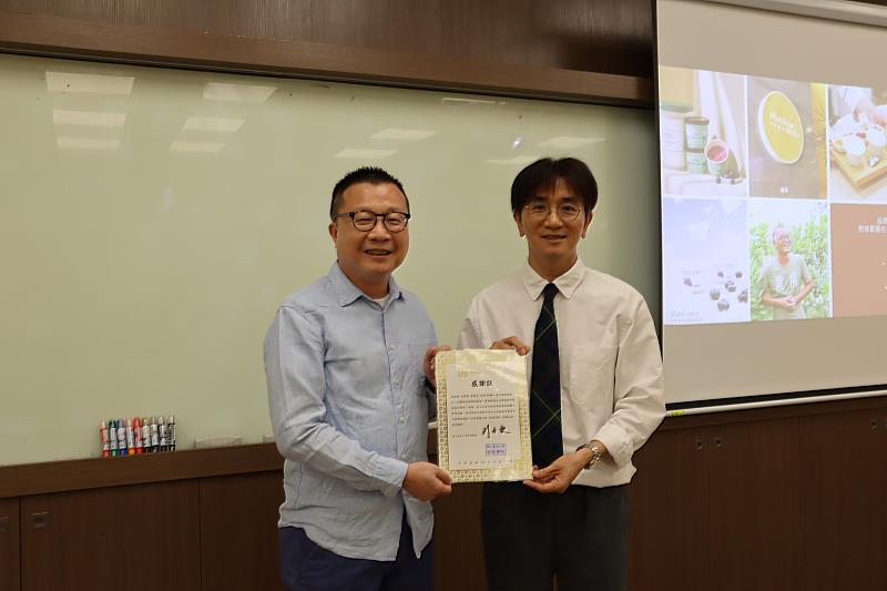南大管理學院劉子歆院長致贈感謝狀,感謝王世煌董事長蒞臨南大EMBA分享實務經驗。