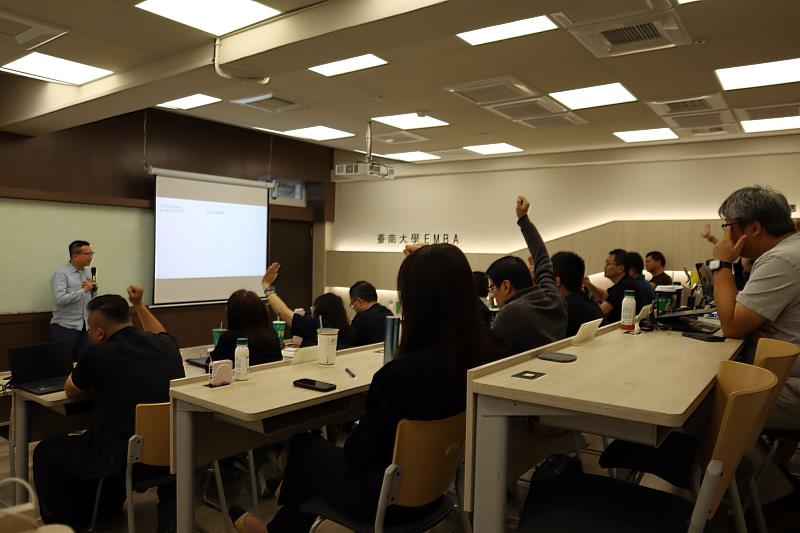 南大EMBA同學於講座中與講師熱絡交流，深化對策略管理與品牌經營的理解。